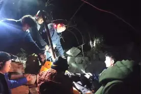 “一定要找到你！在暴雪到来前！”警民联手深夜进山搜救遇险群众图片