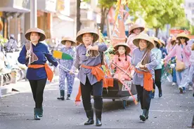 西乡渔业居民当街“拉网打鱼”成网红图片