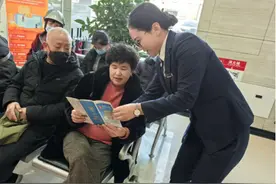 齐商银行威海分行开展反假币宣传活动图片