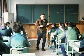 “迟早高血压！”这位英语老师刺激的上课点名让40万网友汗流浃背图片