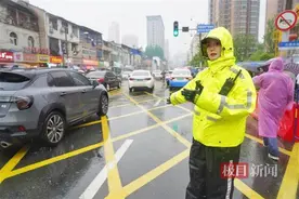 “又甜又飒”的武汉女交警走红，温柔可亲的执法有时更有力度图片