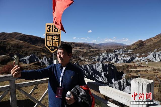 四川道孚：海外华媒代表探秘有“异域星球”之称的墨石公园