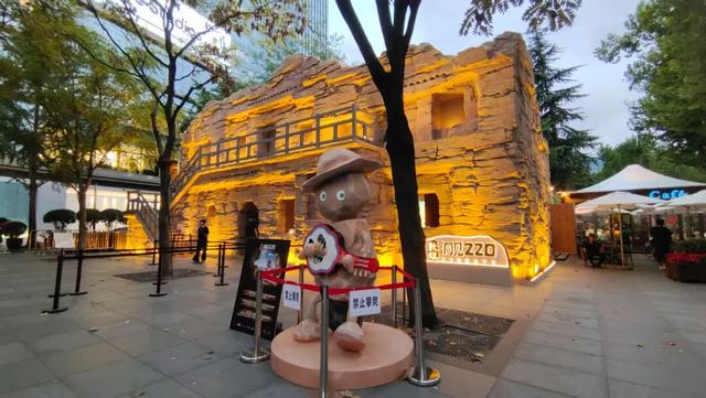 巨型萌物石敦敦空降静安公园！国庆不出沪，在这里就能邂逅“敦煌”！