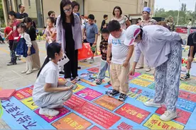 打沙包、踏踢毽子、滚铁环……趣味游戏让孩子轻松迎接新学期图片