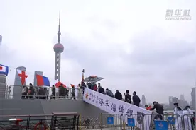 “和平方舟”与“东方明珠”同框 共贺人民海军成立75周年图片