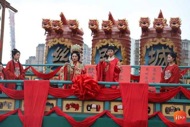 国庆游园、音乐市集、六艺展……成都青白江城厢古城焕新亮相喜迎游客｜万千气象成都行