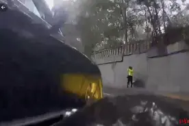网传摄影师隧道拍摄骑行时遭车撞击，事发地区交警：相关地点确有事故发生图片
