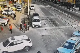 “爸爸去救人，你在车里等我！”图片