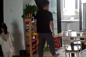 夫妻在家中起争执打砸家具，姐姐第一时间抱住弟弟。网友：家本应是孩子温暖的港湾。图片