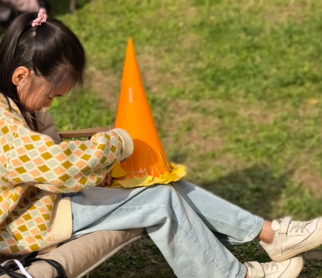秋风引路入曲江，芙蓉金叶映红墙