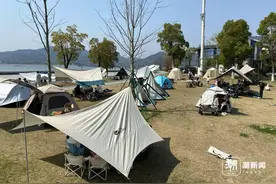 “童年就该晒晒太阳” 春日暖阳下，杭州人家门口的露营主打惬意图片