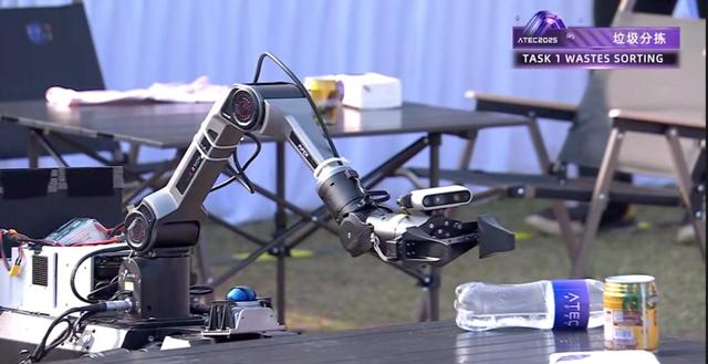 机器人集体到香港户外极限挑战	，狗比人强