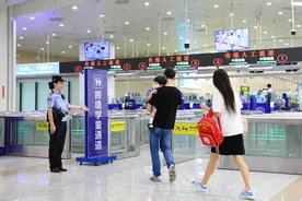 开学第一天，“跨境学童”来报到图片