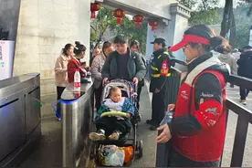 春节假期，岳麓山接待游客超60万人次，800余名工作人员让游客感受“麓山温暖”图片