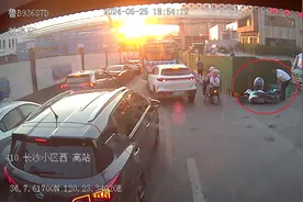 男子骑摩托摔倒，公交司机暖心救助获赞图片