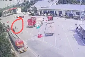 高速公路上货车轮胎脱落 滚进服务区撞死路人 警方通报图片