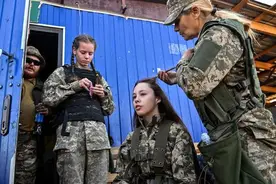 “向北约标准看齐”：乌克兰女兵拿到新军装图片