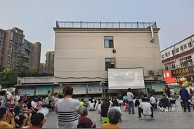 社企“光影联盟”点亮夏夜 百余名居民共赴露天电影之约图片