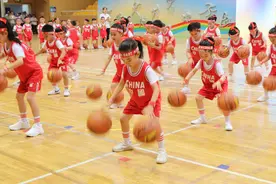 北京市第一幼儿园举办亲子运动会，奥运冠军何可欣与孩子们面对面图片