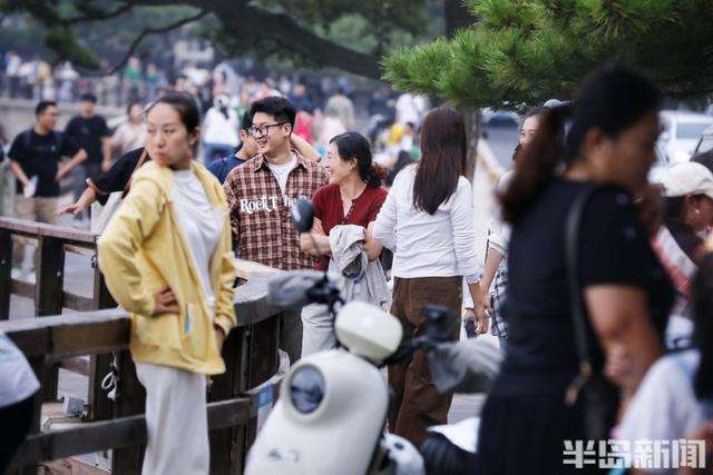 海滨假日人如织