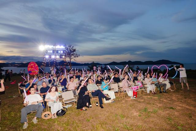 宁波七夕星空音乐会浪漫启幕！ 77对情侣共赴海岛之约