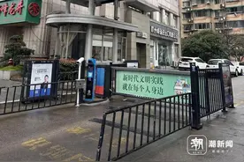 出电梯门，还要爬半层楼才能到家！75岁奶奶焦急：再过几年爬不动了图片