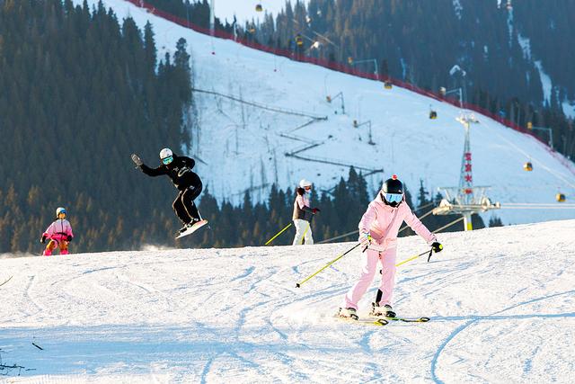 中国蓝观察丨赴俄免签来了！黑河口岸排长队 全国多地“卷”出冰雪新花样