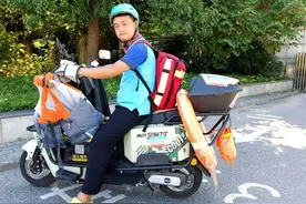 武汉外卖员背着AED上班，“希望用不上，但用上就能救命”图片