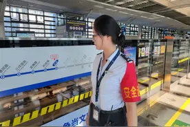 高架站台接送列车是啥体验？日行两万步，两三分钟衣服就被汗水打湿图片