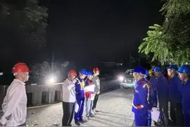 巡检发现多处热缺陷恐影响数万人 四川自贡电力工人连续两天凌晨应急抢修保电图片
