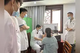 名中医智慧·范德辉 这个动作做10次，快速缓解腰酸背痛图片