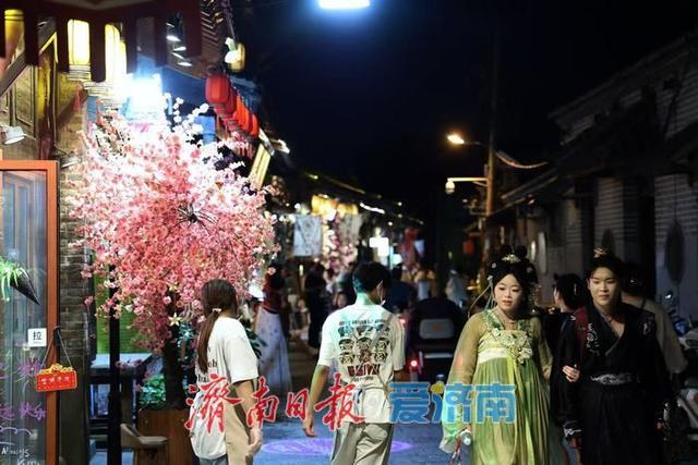 一年四季 泉在济南丨流光溢彩引客来，后宰门街成游客打卡“夜地标”