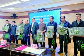 中国移动 向祁连山国家公园 捐献1256套巡护服图片