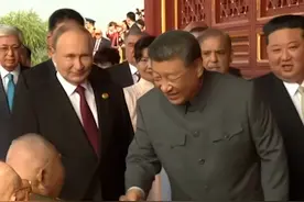 致敬英雄！习近平与天安门城楼观礼席的抗战老兵亲切握手