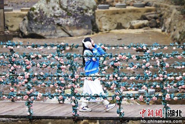 湖北利川佛宝山：丛林飞瀑引游人