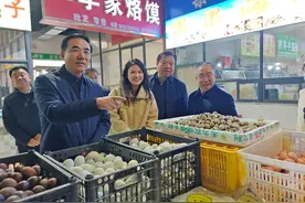 商丘市人大常委会副主任曹月坤督导食品安全“两个责任”图片
