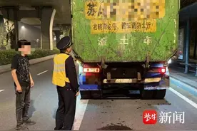 渣土车反光标贴缺失隐患大，执法部门查处促规范图片