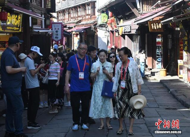 海外华文媒体走进千年古镇磁器口体味老重庆