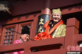 河南开封：海外网红博主体验中式娶亲习俗图片