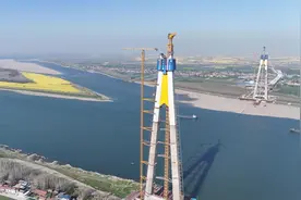 湖北荆州观音寺长江大桥主塔封顶图片