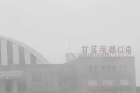 内蒙古甘其毛都边检民警迎战风雪保通关图片