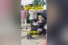 可爱萌娃们一起看小姐姐跳舞，一个看呆了，还有一个流口水，网友：爱美之心，不分年龄。图片