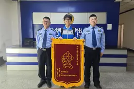 高中生给民警送奥特曼锦旗，感谢帮忙找回自行车图片