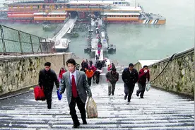 重庆珍档｜17年前春运遇大雪封路 首开豪华游轮送农民工回家图片