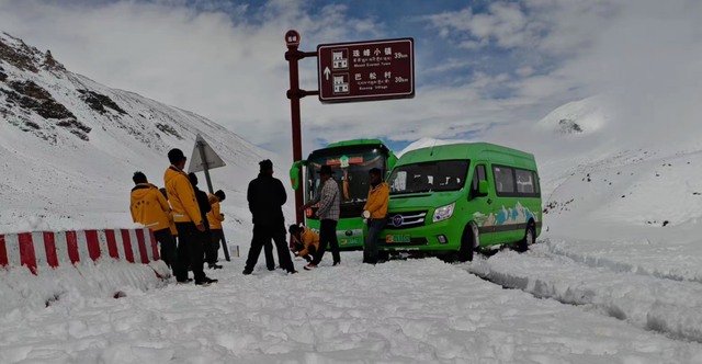 对话亲历者丨珠峰暴雪救援再进一步：嘎玛沟300多游客脱困，徒步者冲锋衣结冰，救援力量如何突破重重困难