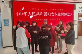 向阳区北山街道梧桐社区妇联开展《中华人民共和国妇女权益保障法》普法宣传活动图片