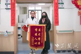 万米高空！她挺身救人 家属点赞正能量图片