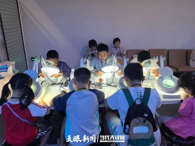 【出发吧少年！贵州山河奇遇记】我感觉自己像个小侦探，掀开化石“泥土被子”