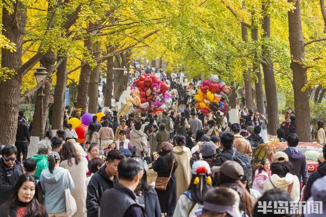 青岛八大关，乌泱泱的人为一件事而来！一款“魔法帽”火了！现场照片→