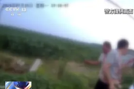 头缠绷带、浑身是血、被关狗笼？2名男子被拘！图片